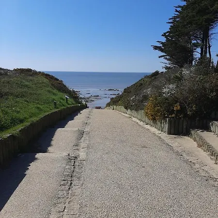 Location 100 M De La * Penestin